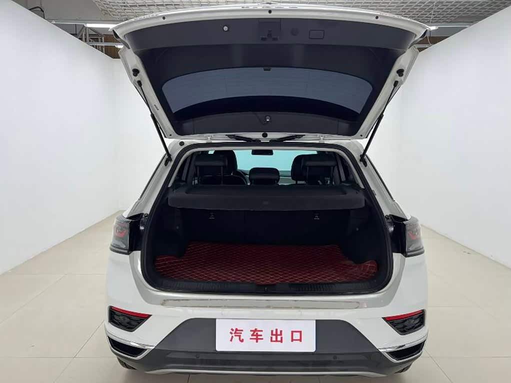 Hyundai Elantra 1.4 л 2023 г. Белый, пробег 8000 км