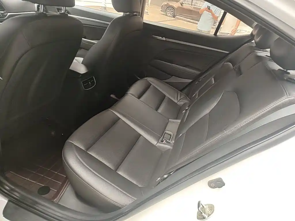 Hyundai Elantra — миниатюра 17