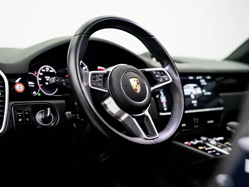 Porsche Cayenne — миниатюра 9