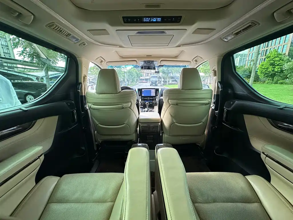 Toyota Alphard — миниатюра 23