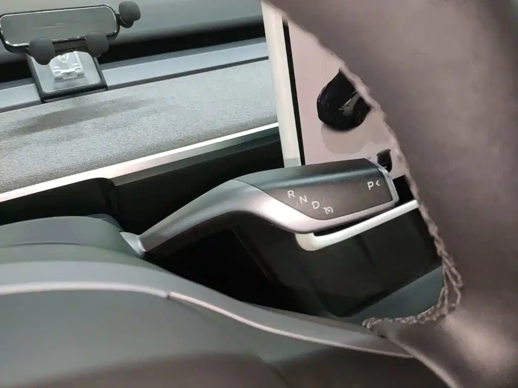 Tesla Model Y — миниатюра 14