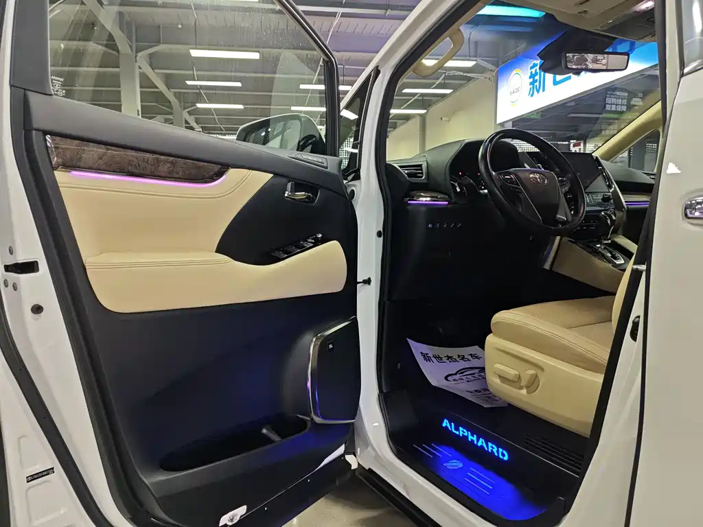Toyota Alphard — миниатюра 6