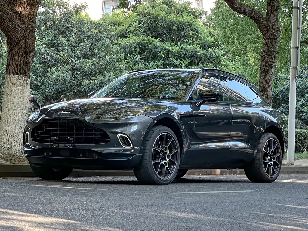 Aston Martin DBX 2021