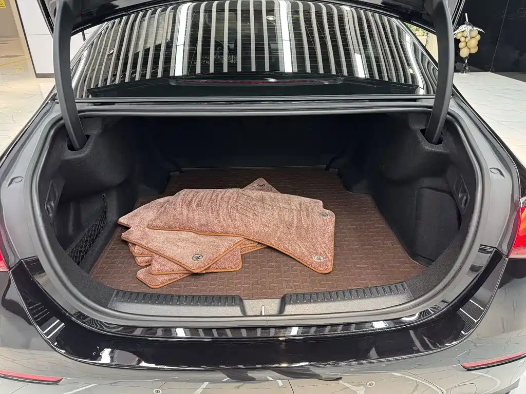 Mercedes-Benz E-Class — миниатюра 15