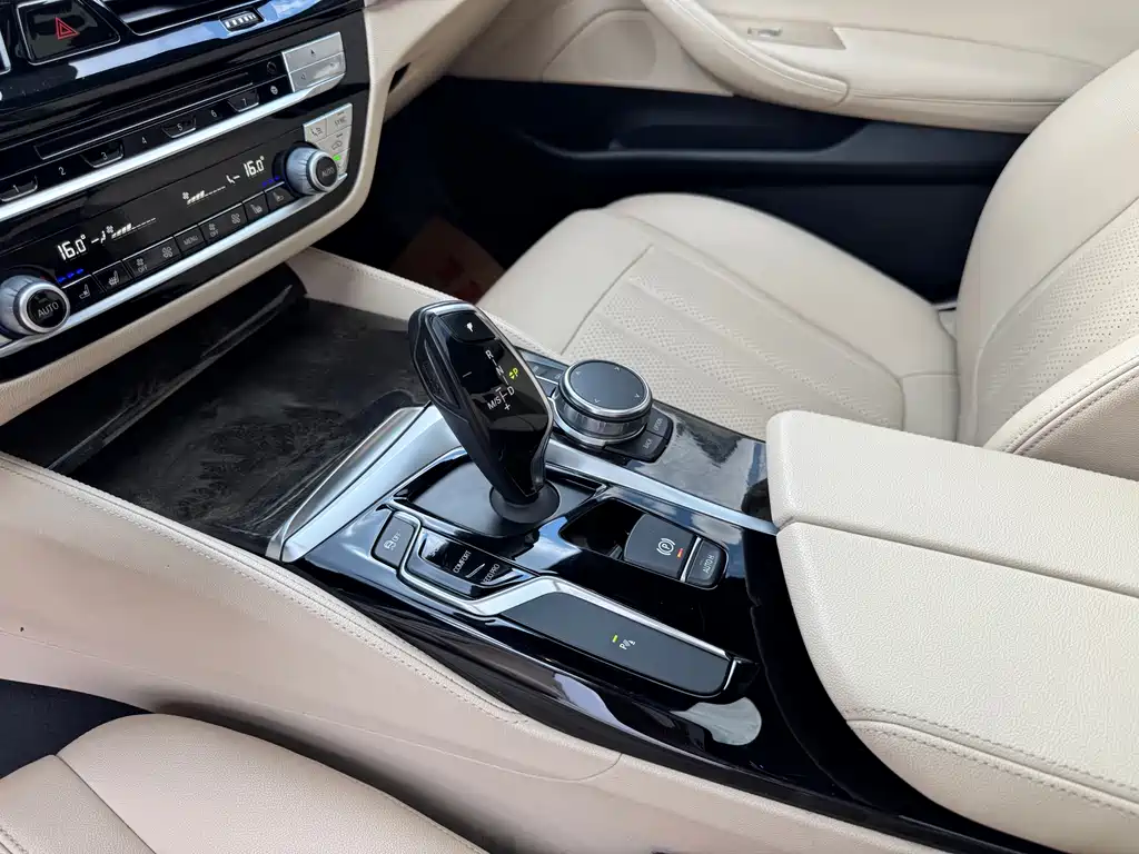 BMW 5 Series — миниатюра 11