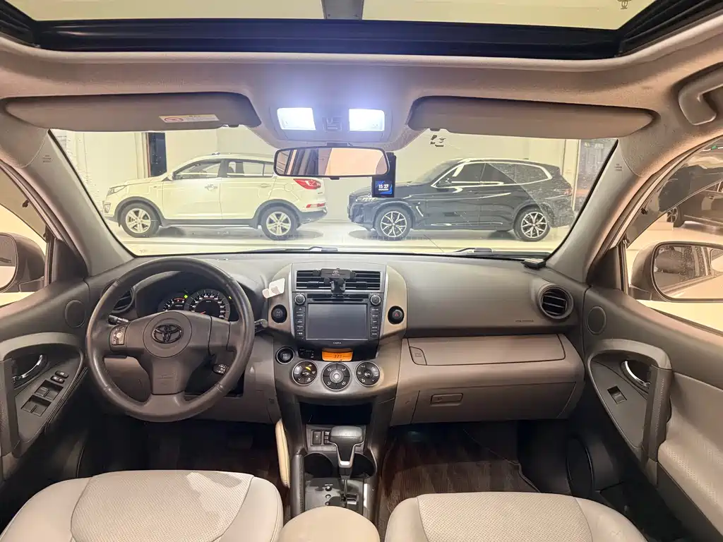 Toyota RAV4 — миниатюра 7