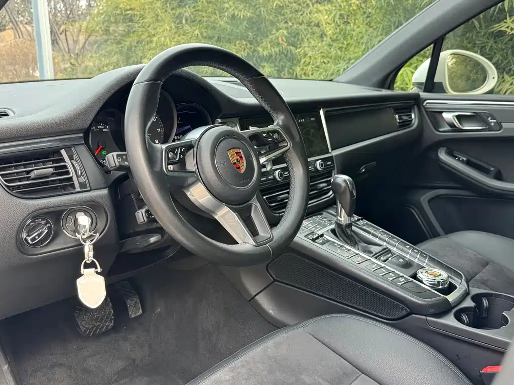 PORSCHE MACAN