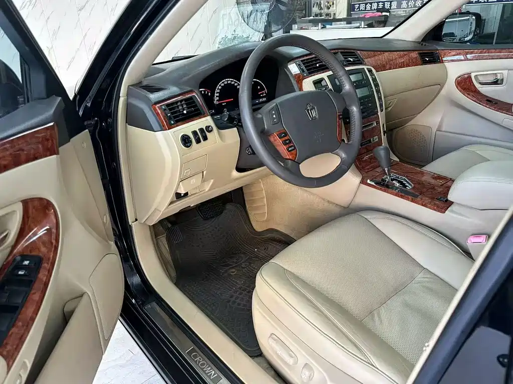 Toyota Crown — миниатюра 4