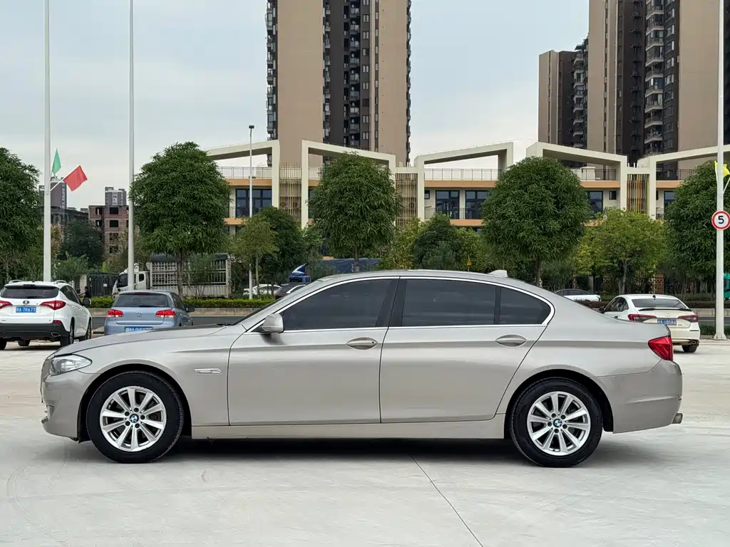 BMW 5 Series — миниатюра 8