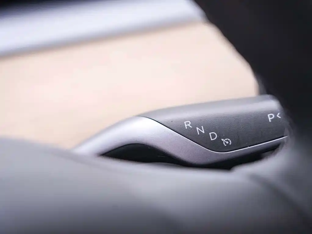 Tesla Model Y — миниатюра 9