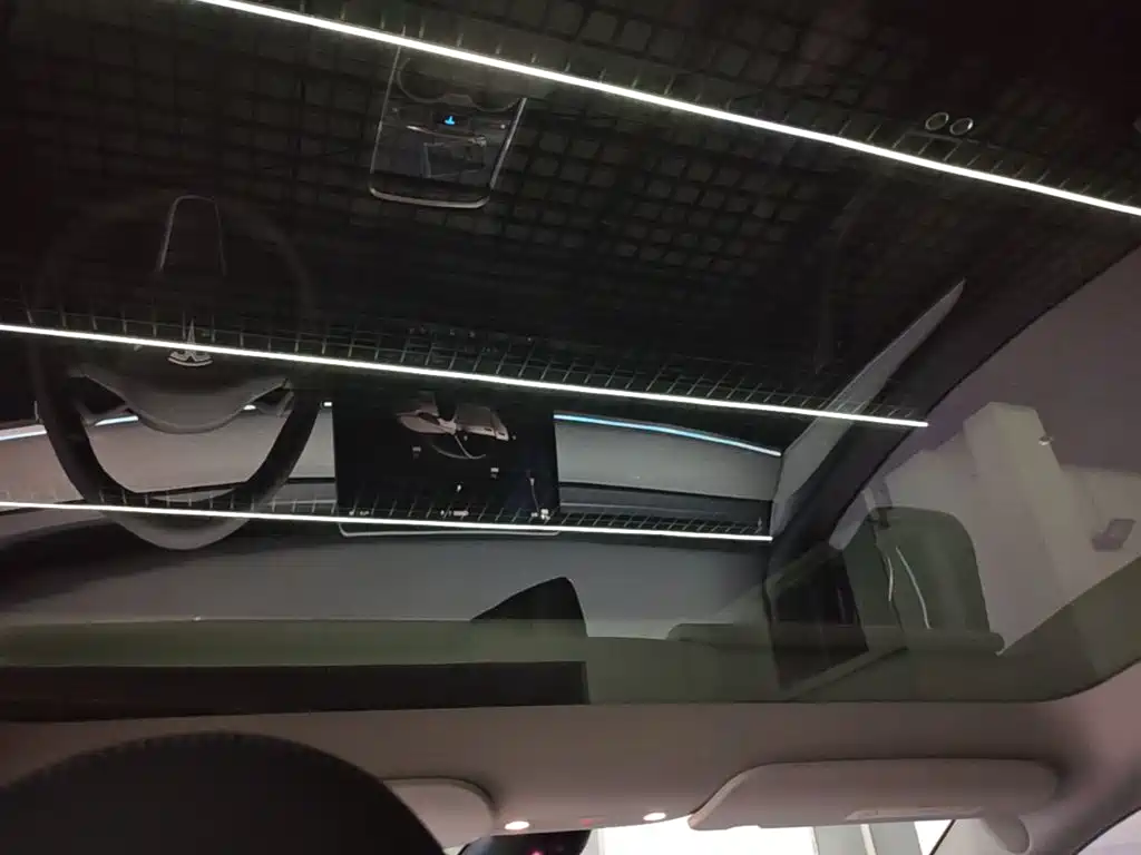 Tesla Model Y — миниатюра 18