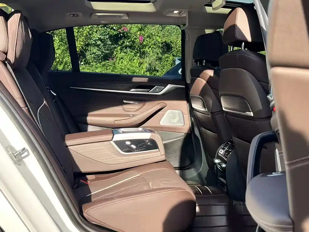 BMW 5 Series — миниатюра 8