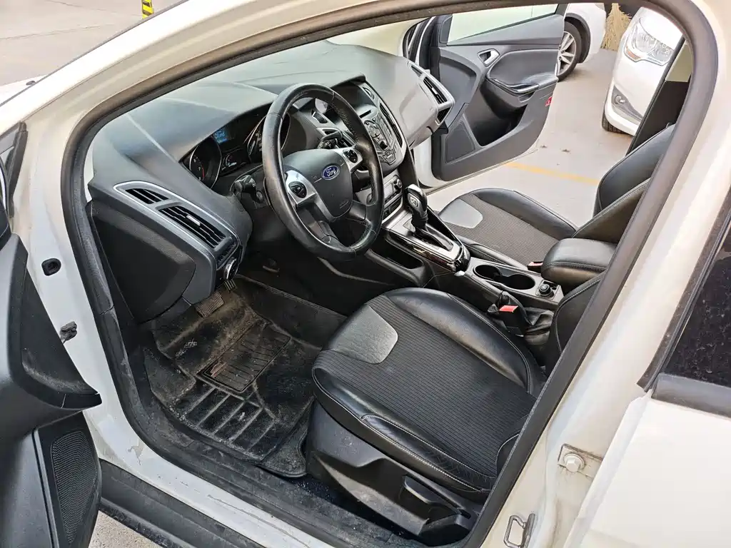 Ford Focus 2012 1.6L AT