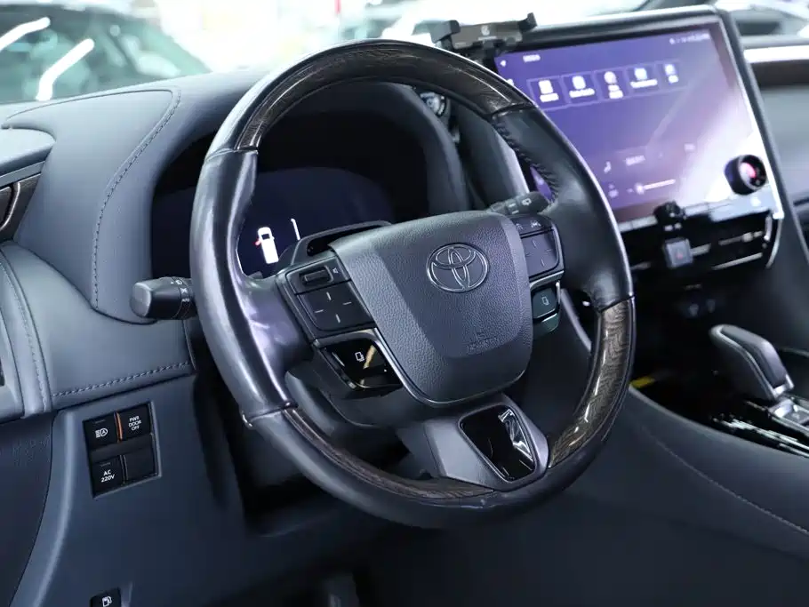 Toyota Alphard — миниатюра 23