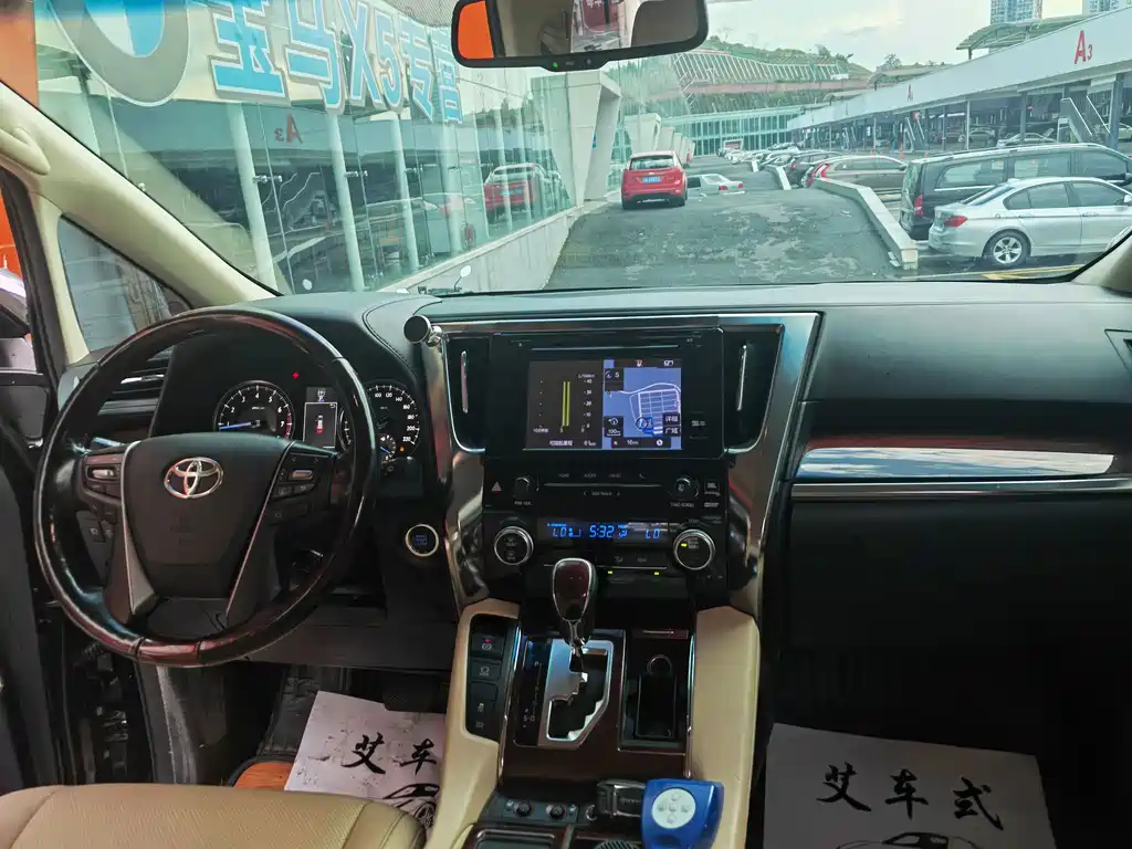Toyota Alphard — миниатюра 15