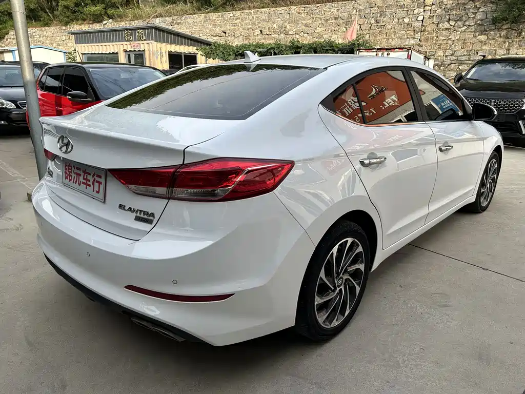 Hyundai Elantra — миниатюра 7