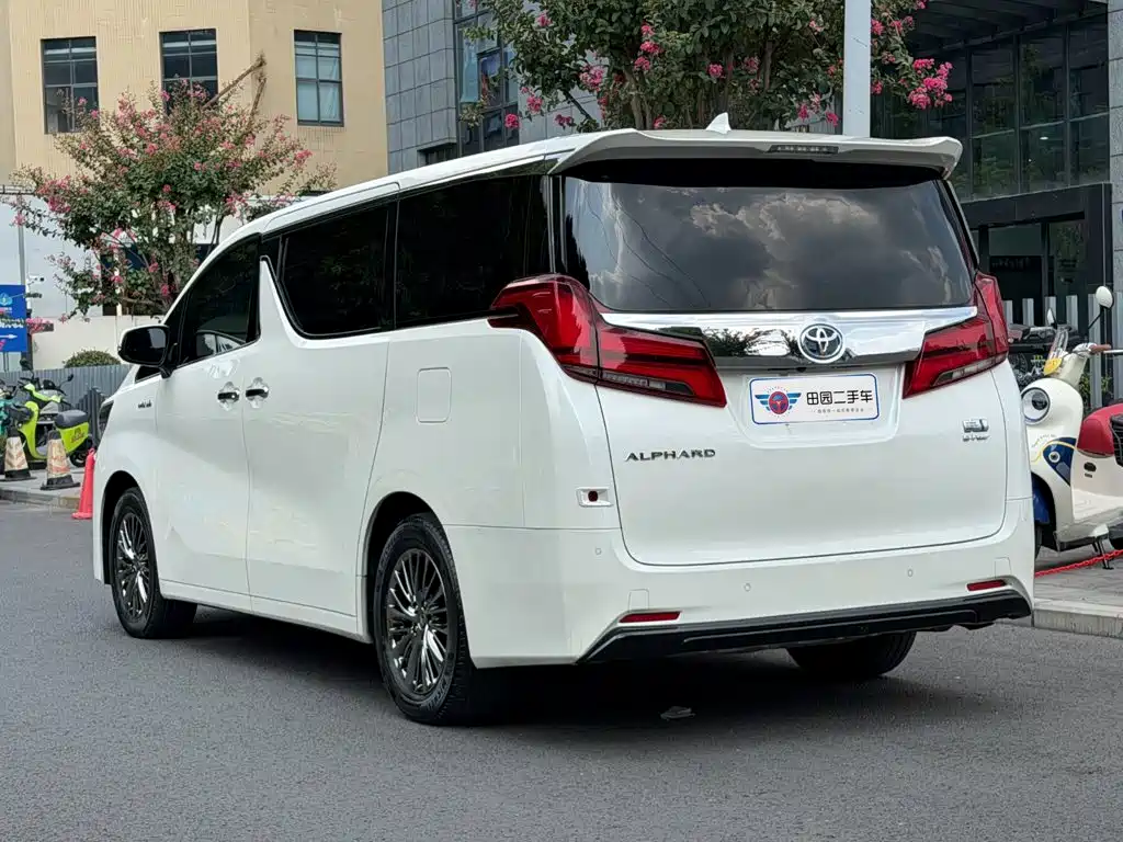 Toyota Alphard — миниатюра 4