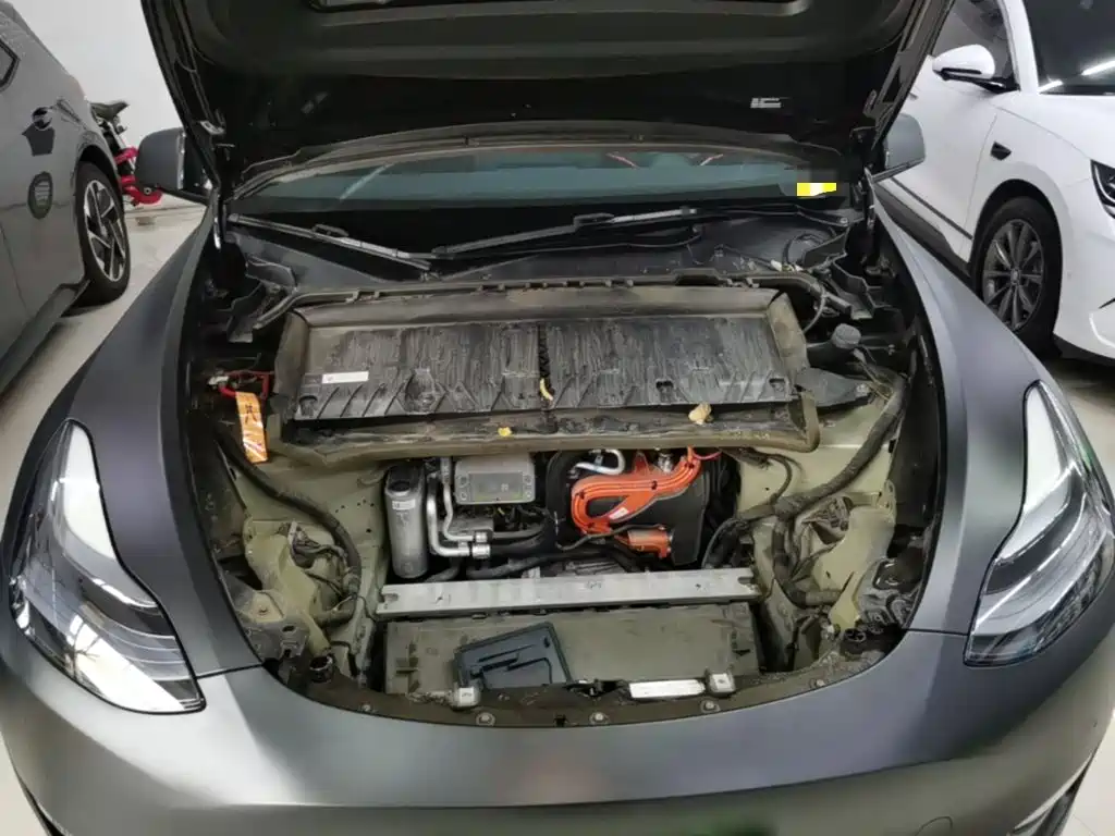 Tesla Model Y — миниатюра 20
