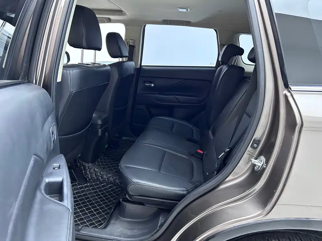 Mitsubishi Outlander — миниатюра 9