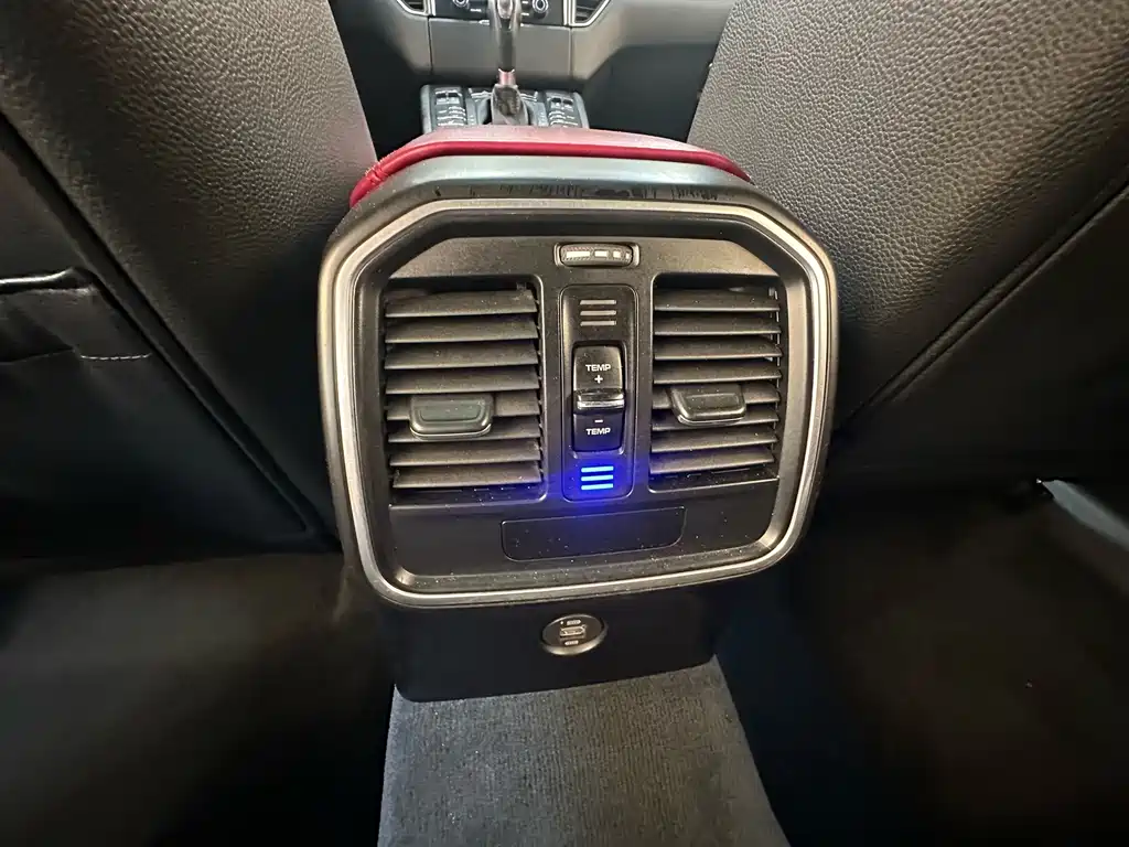 Porsche Macan — миниатюра 11