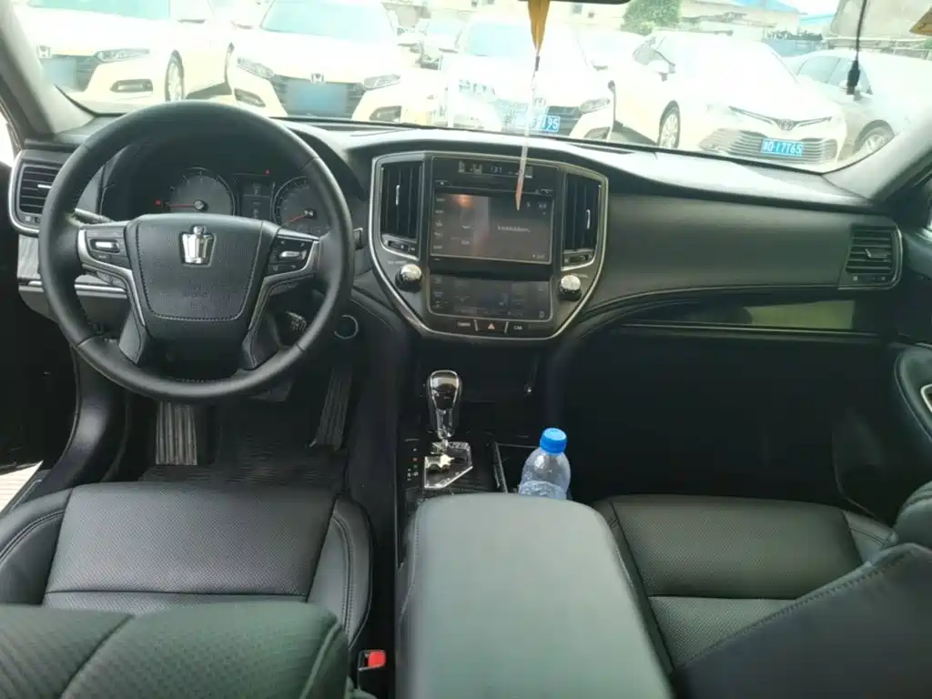 Toyota Crown — миниатюра 10