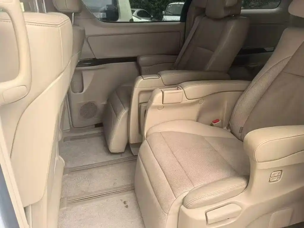 Toyota Alphard — миниатюра 5
