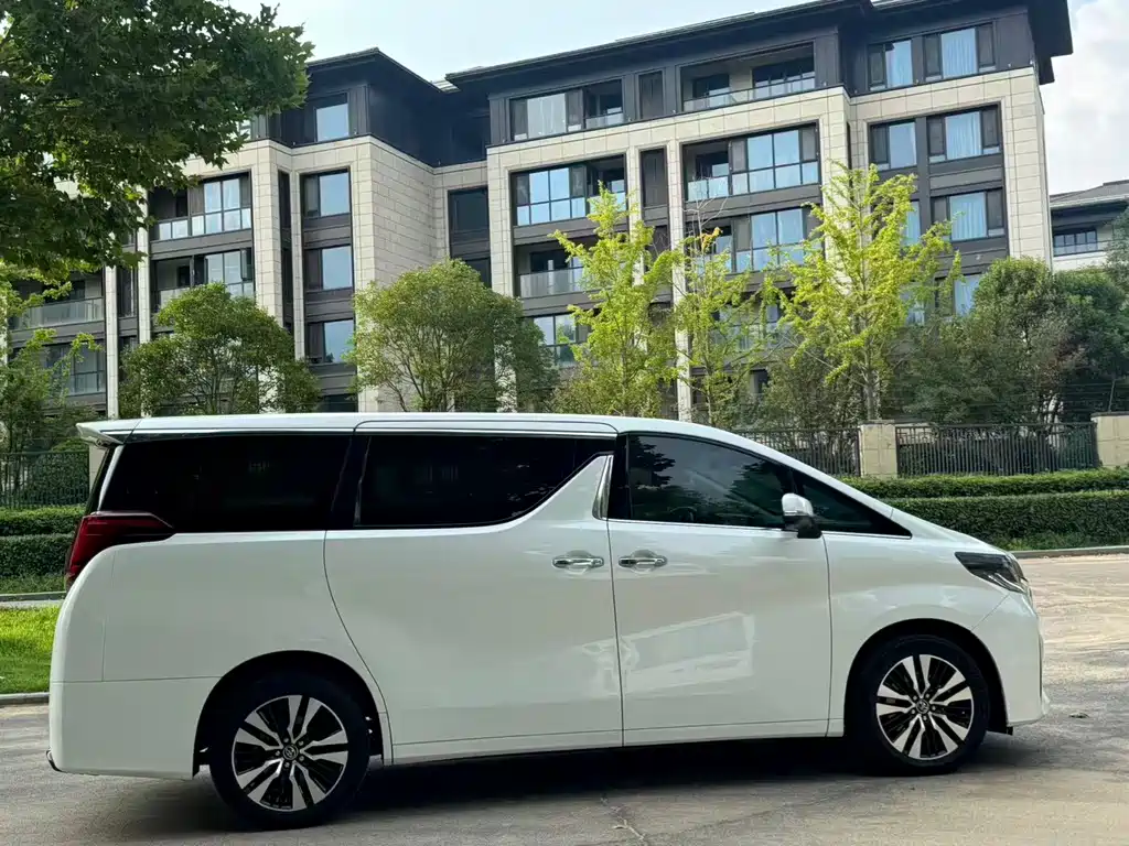 Toyota Alphard — миниатюра 7