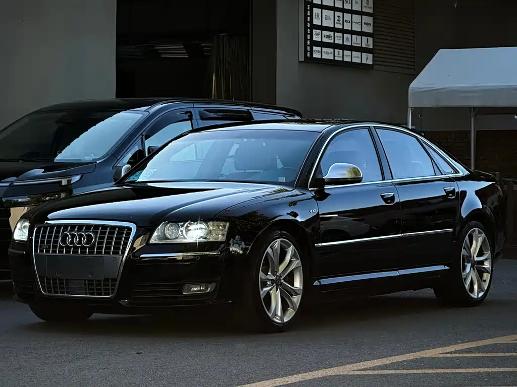 Купить Audi S8