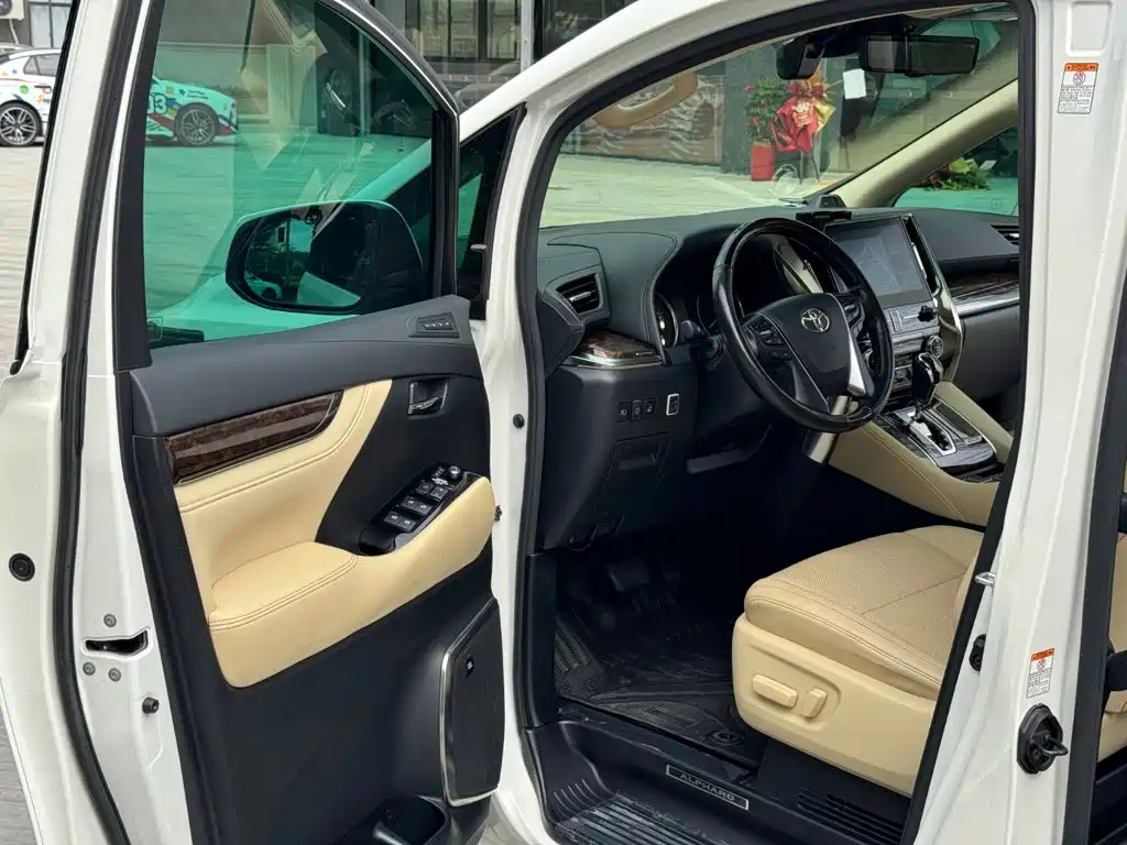 Toyota Alphard — миниатюра 4