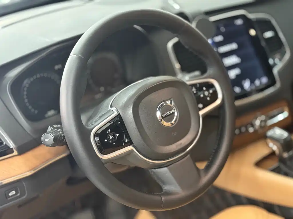 VOLVO  XC90