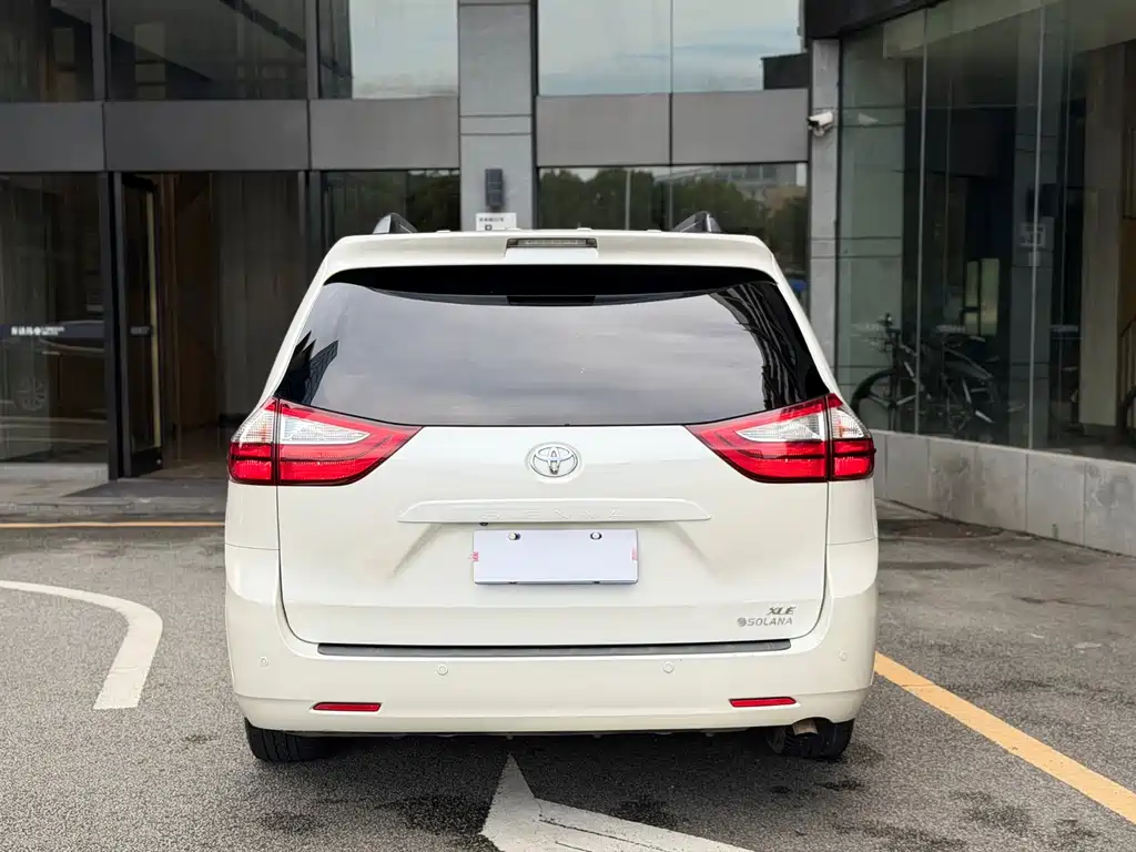 Toyota Sienna — миниатюра 21