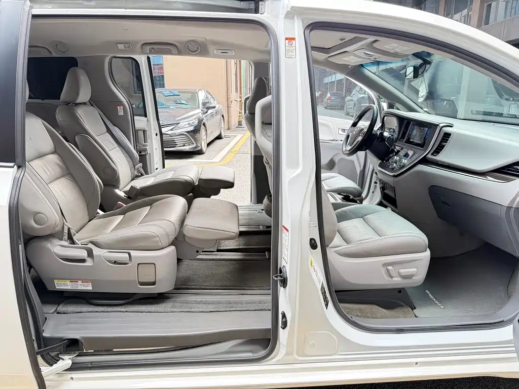 Toyota Sienna — миниатюра 15