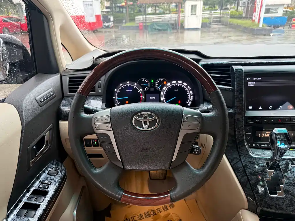 Toyota Alphard — миниатюра 5