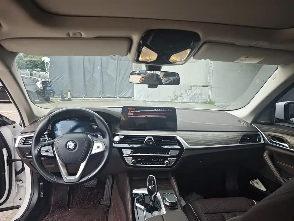 BMW 5 Series — миниатюра 9