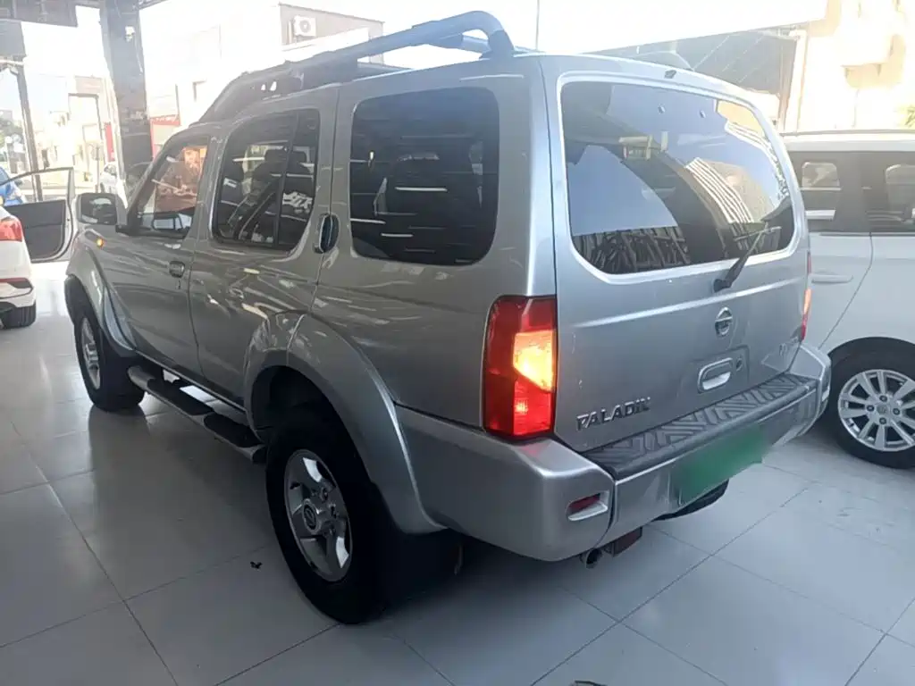 Nissan Paladin — миниатюра 5