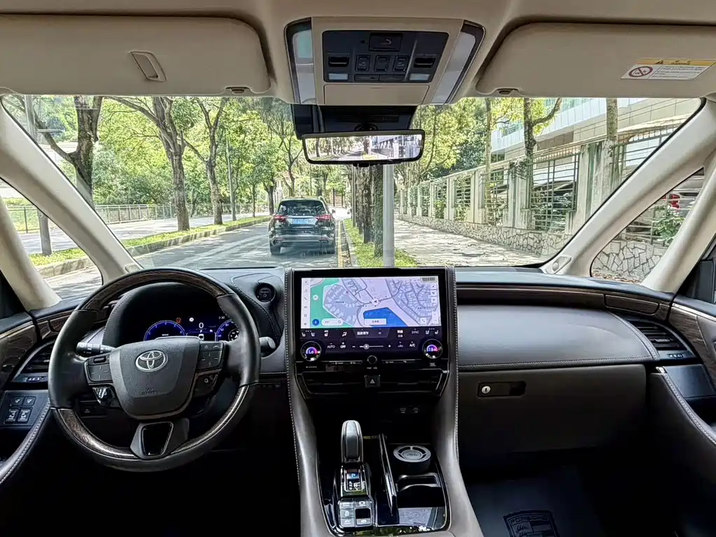 Toyota Alphard — миниатюра 11