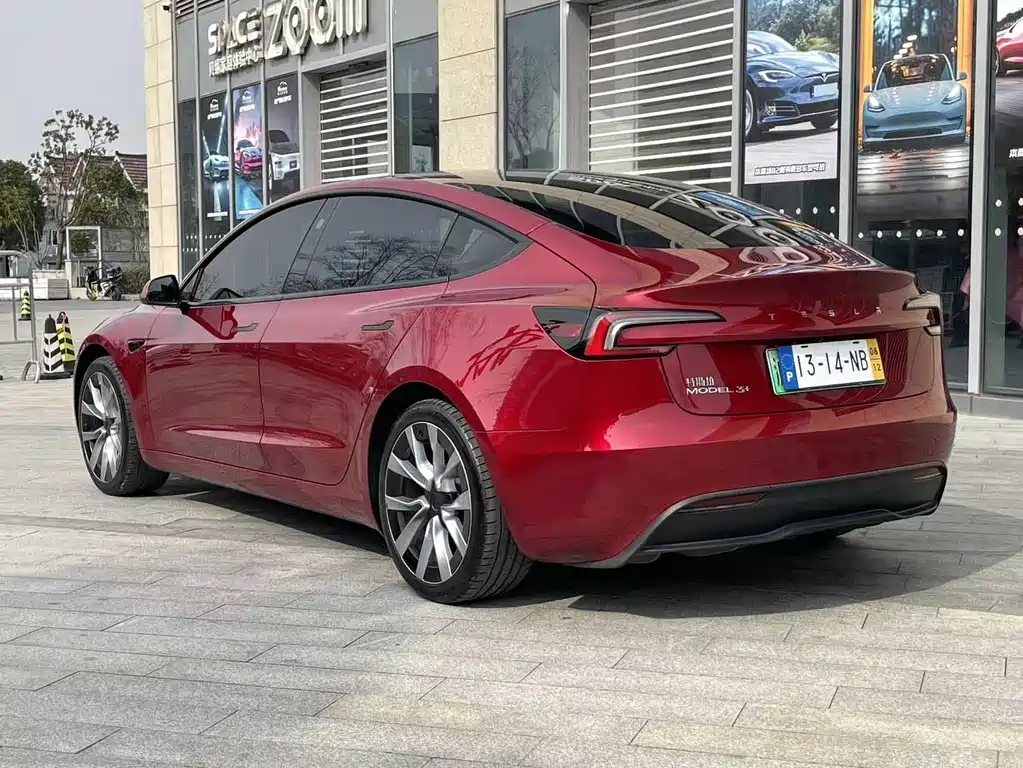 TESLA MODEL 3