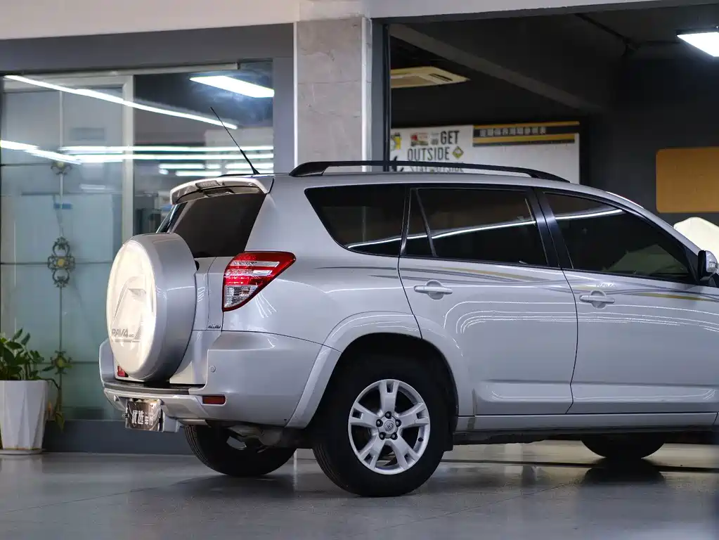 Toyota RAV4 — миниатюра 10