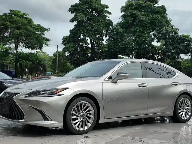 Lexus ES 2022 300h — фото 1