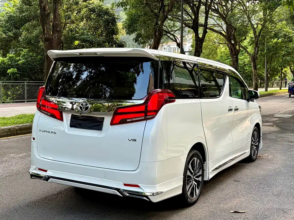 Toyota Alphard — миниатюра 14