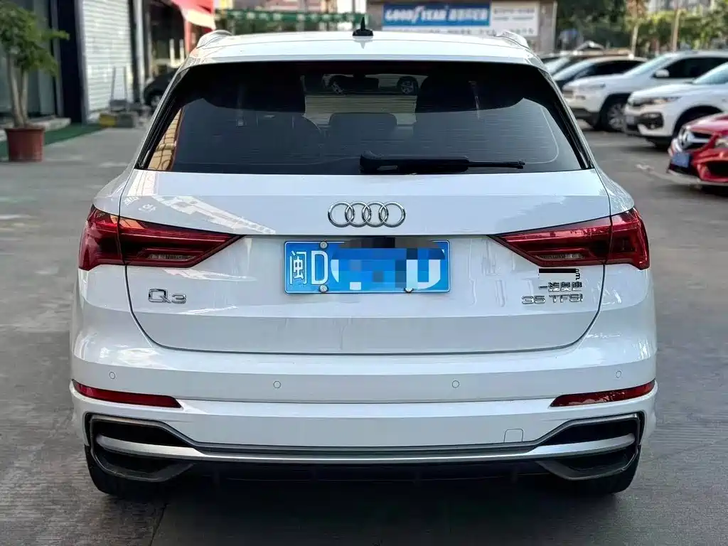 AUDI Q3