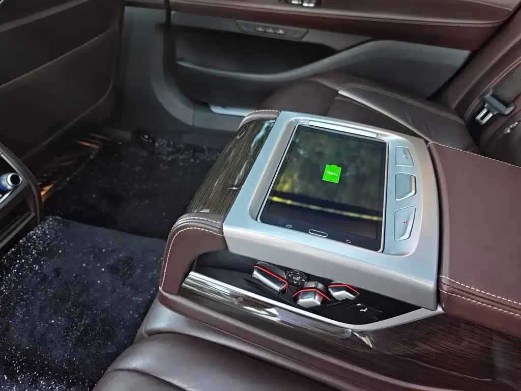 BMW 7 Series — миниатюра 23