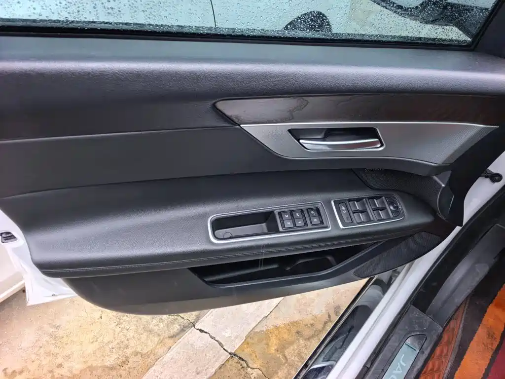 Jaguar XFL — миниатюра 7