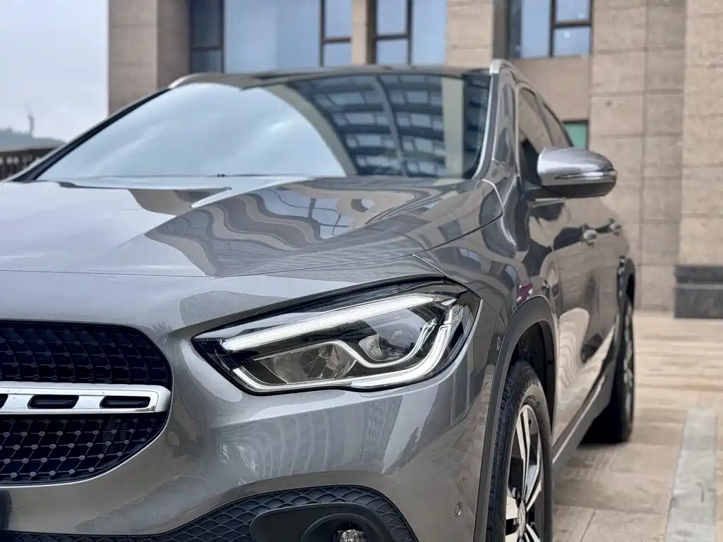 MERCEDES-BENZ GLA