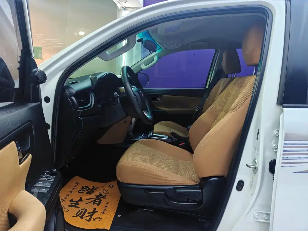 Toyota Fortuner — миниатюра 9