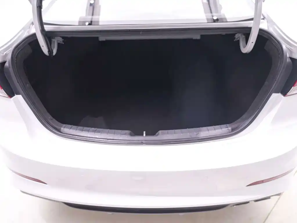 Hyundai Elantra — миниатюра 20