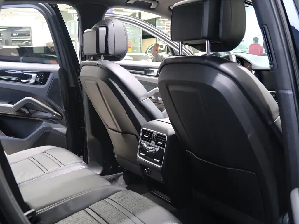 Porsche Cayenne — миниатюра 13