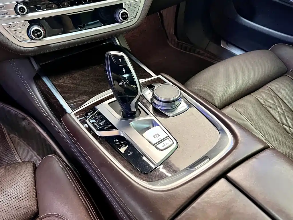 BMW 7 Series — миниатюра 13