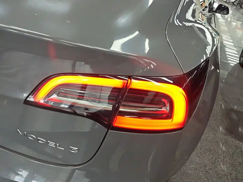Tesla Model 3 — миниатюра 8