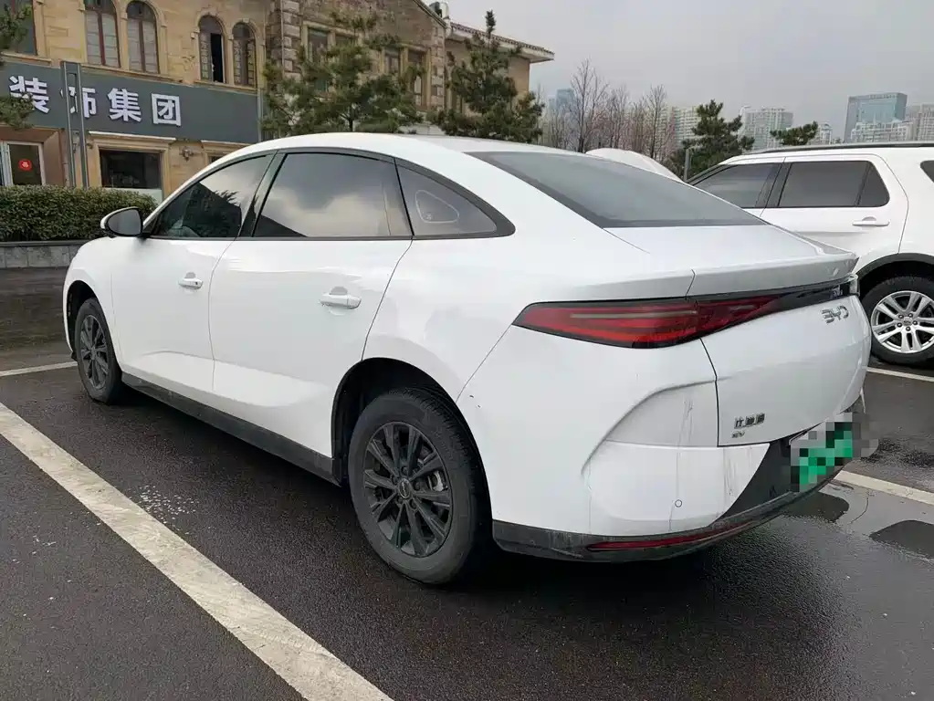 BYD E7